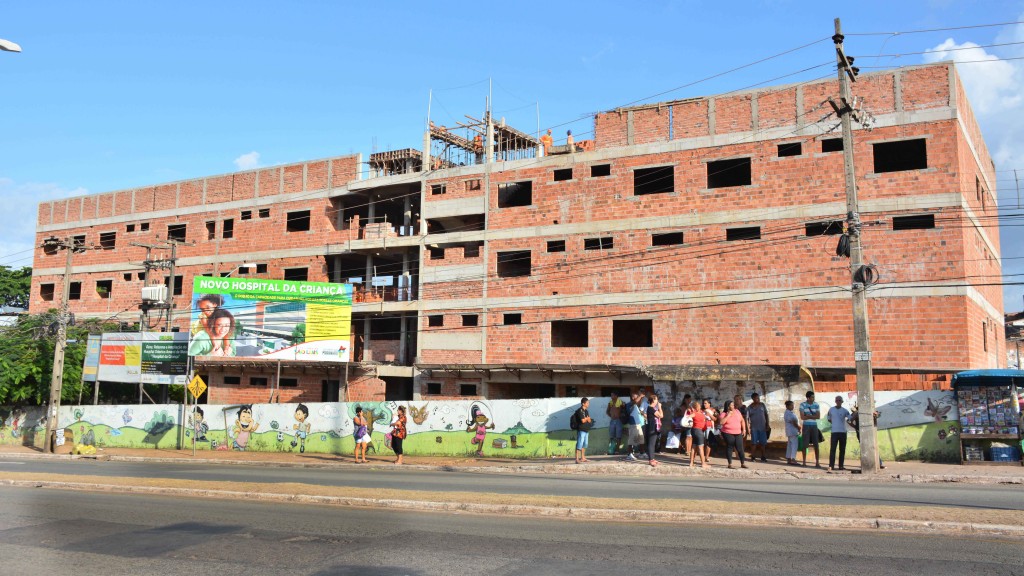 Prefeitura mantém uma obra a passos de cágado no hospital.