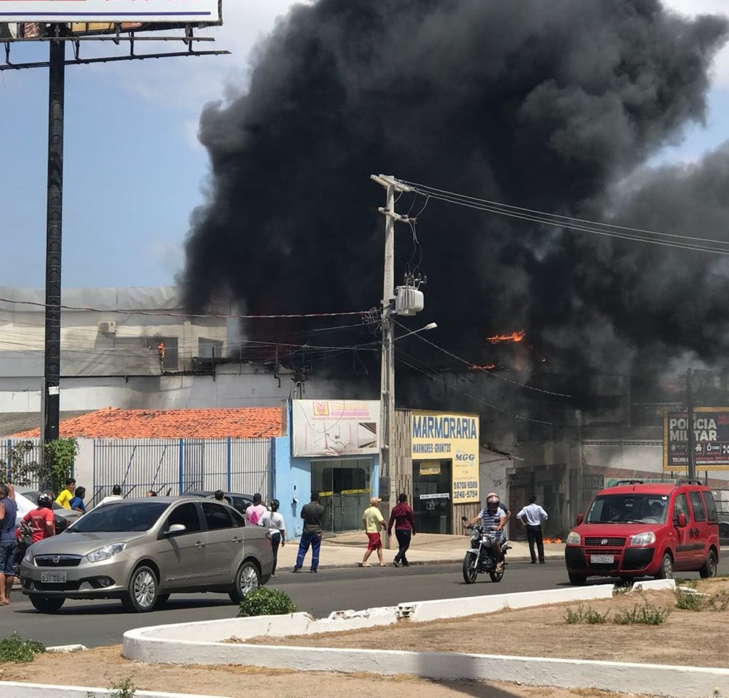 Fogo atingiu parte superior da loja de vidros (Foto: Divulgação/CBM MA) 