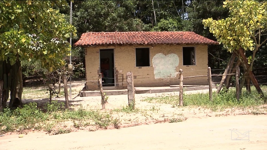 Dados emitidos pelo censo escolar indicam que 55 alunos estudam nessa casa de taipa alugada, sendo que as aulas só ocorrem pela manhã em uma sala de aula. (Foto: Reprodução)