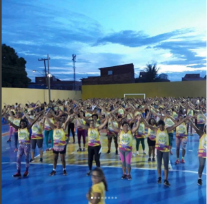 Dezenas de mulheres participal de aulas de zumba no Espaço Viva Bem Mais