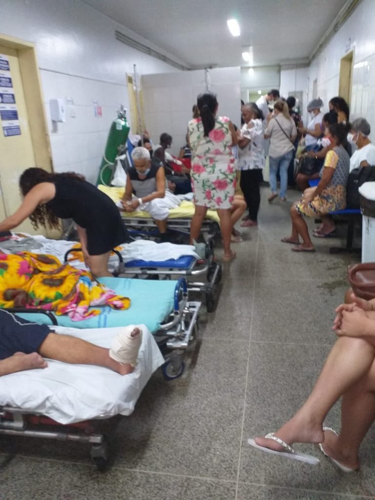 Lotado, Socorrão I deixa pacientes em macas e cadeiras nos corredores