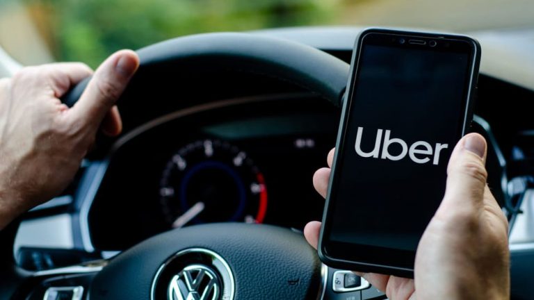 Uber exclui mais de 15 mil motoristas por cancelamentos constante, diz associação