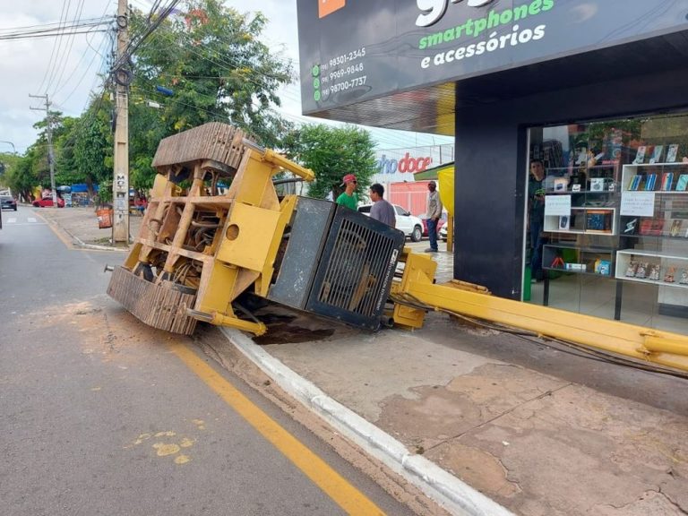 Perfuratriz cai de caminhão e atinge calçada no Cohab Anil I