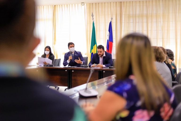 Deputados recebem servidores de São Luís ameaçados de exoneração