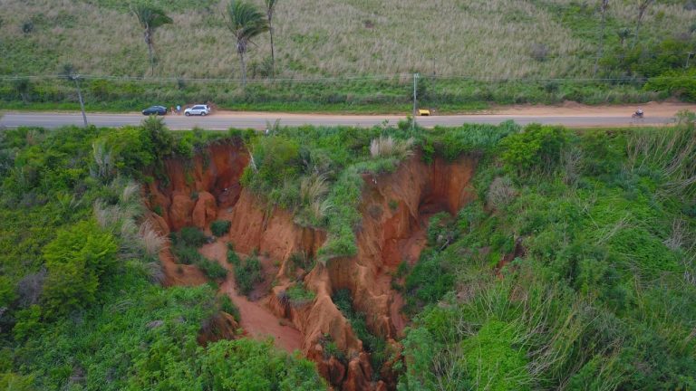 ‘Amor perigoso’! Cratera em formato de coração na Estrada da Raposa ameaça ‘abraçar’ motoristas