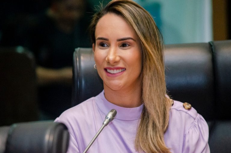 Thaiza Hortegal recebe alta de hospital em São Paulo
