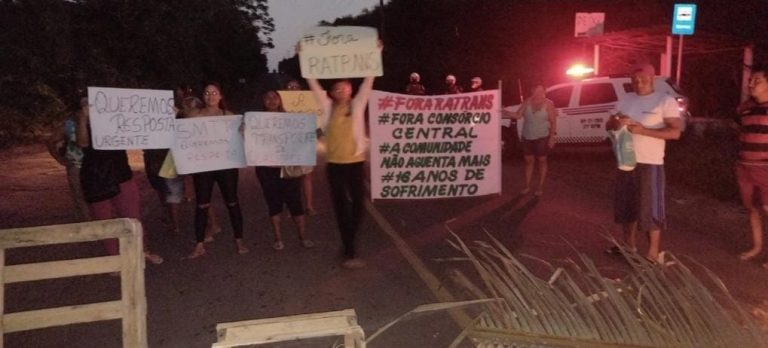 Moradores do Quebra-Pote fazem manifestação contra empresa de ônibus