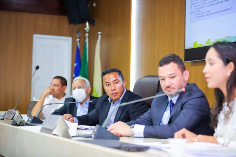 Secretários prestam esclarecimentos aos vereadores sobre projetos apresentados pelo Executivo