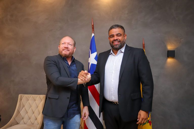 Paulo Victor recebe Othelino Neto na Câmara de São Luís