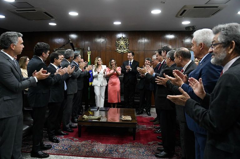 Ana Paula Lobato toma posse no Senado após licença de Flávio Dino