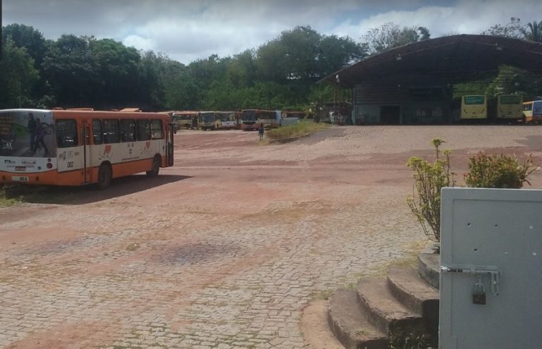 Prefeitura ignora área invadida por empresa de ônibus, mas pede reintegração de terreno cedido a associação