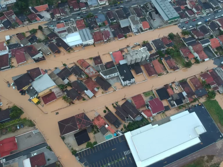 Deputado propõe prioridade de habitação a atingidos por enchentes no país