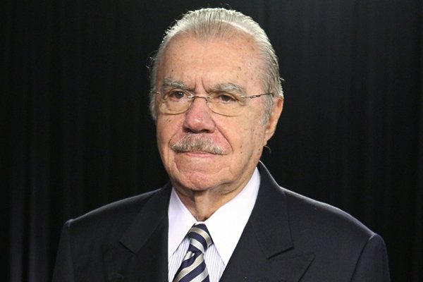 Ex-presidente José Sarney recebe alta médica após queda no domingo em casa