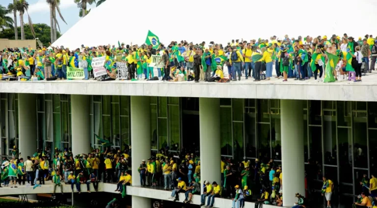Moraes autoriza Flávio Dino a compartilhar com CPI vídeos do ataque de 8 de janeiro