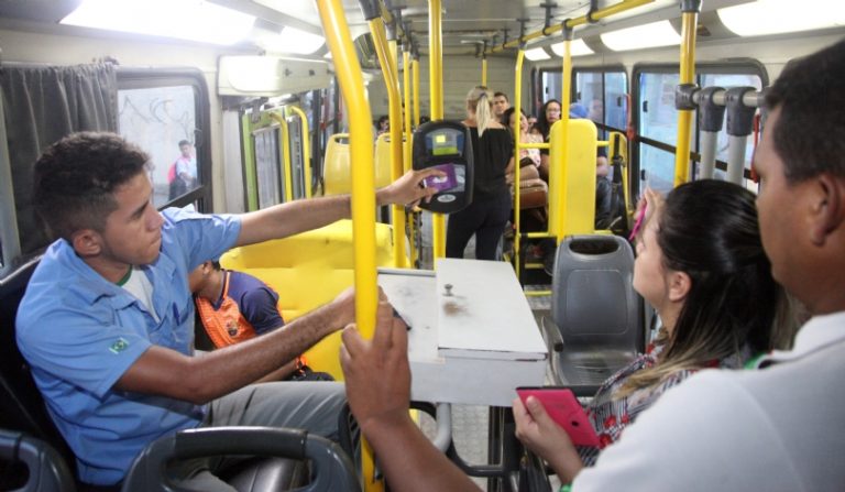 Acordo suspende demissão de cobradores de ônibus em São Luís