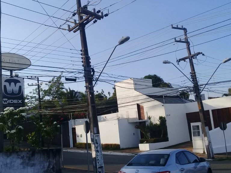 Anatel aprova norma para compartilhamento de postes entre empresas