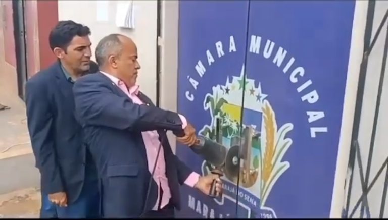 Vereadores arrombam Câmara Municipal de Marajá do Sena