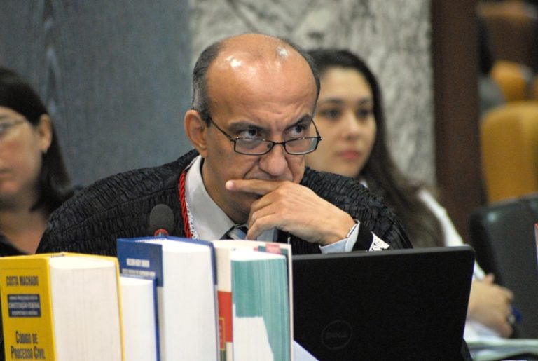 Desembargador que suspendeu sessão para votação da LOA escreveu sentença em versos