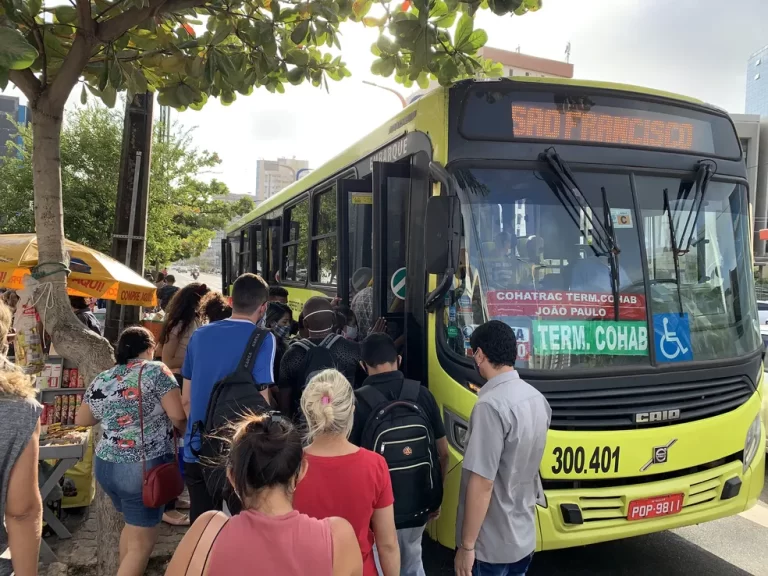 Ausência de servidores públicos durante greve de ônibus não será considerada falta