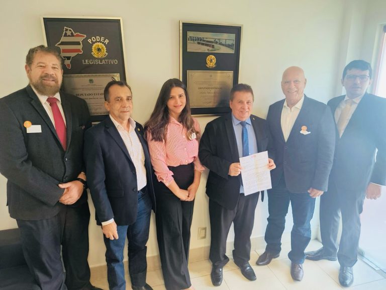 Setor industrial apresenta a deputado proposta que inclui água mineral na cesta básica