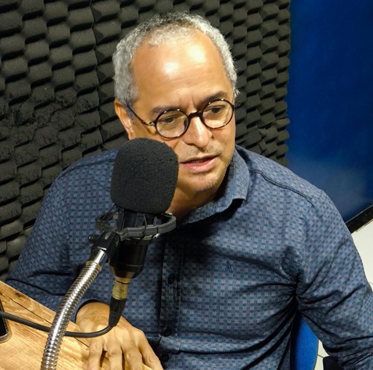 “É um processo intencional de induzir pessoas a erros”, diz professor sobre as fakes news