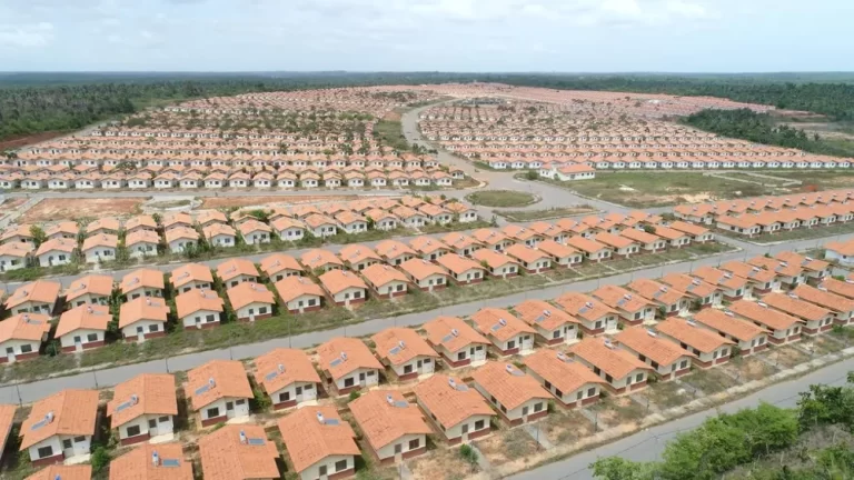 Candidato a prefeito denuncia abandono de 3 mil casas populares em São Luís