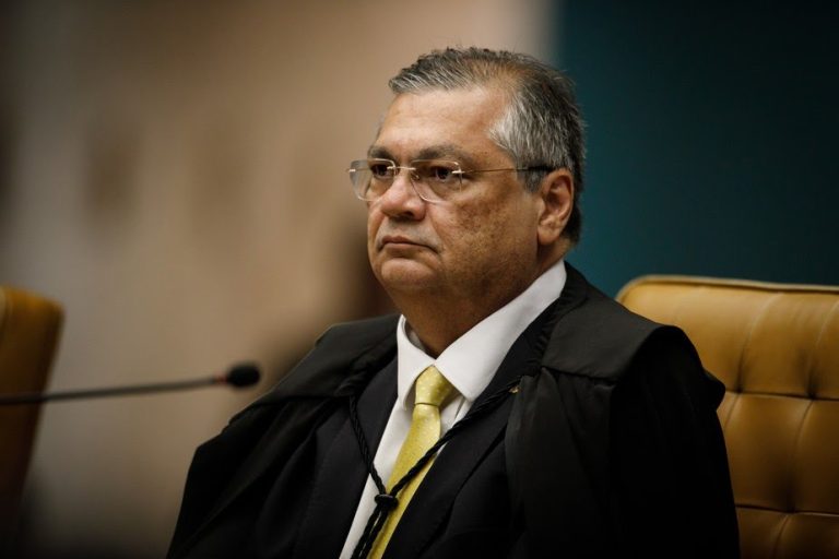 Flávio Dino suspende regra sobre aposentadoria de policiais homens e mulheres