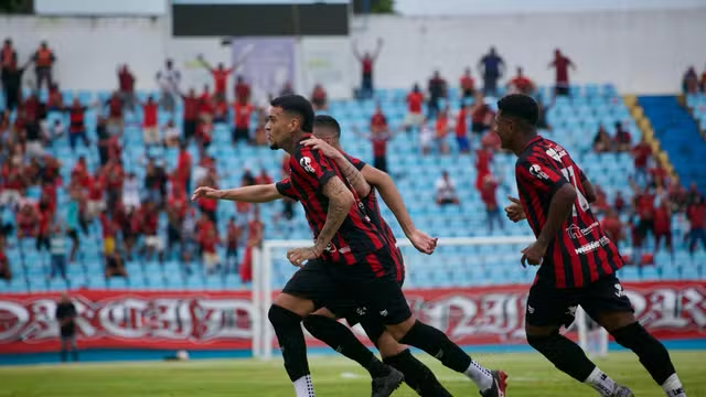 Nhozinho Santos recebe críticas por problemas estruturais