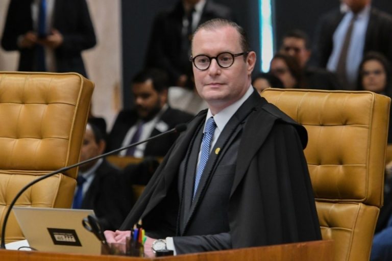 Zanin admite que ação contra deputados é complexa, mas nega pedido da defesa