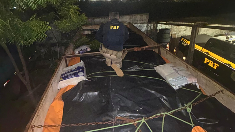PRF apreende 6 toneladas de queijo em sacos no Maranhão