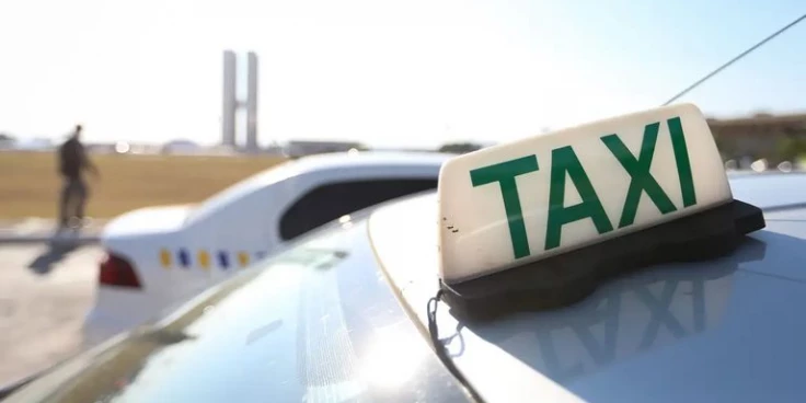 Lula assina isenção de taxa de verificação de taxímetros para taxistas