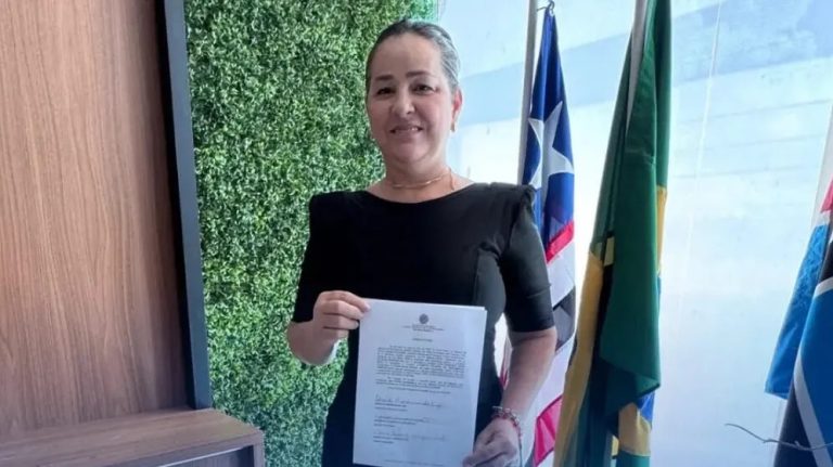 Vice toma posse após afastamento de prefeito que matou policial