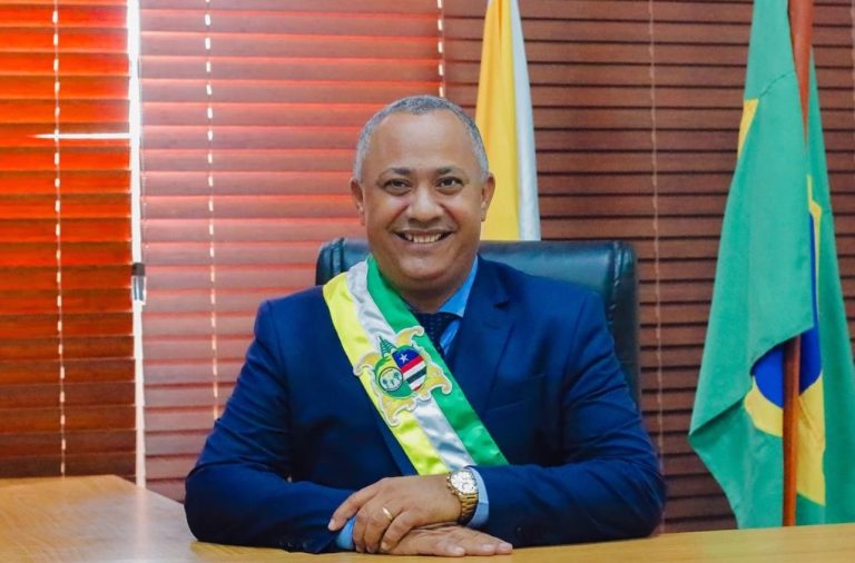 Após ações de vereador, prefeito suspende licitações