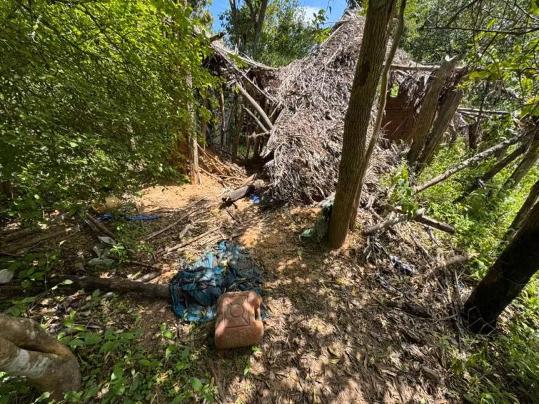 Casa abandonada tem rastro dos irmãos desaparecidos