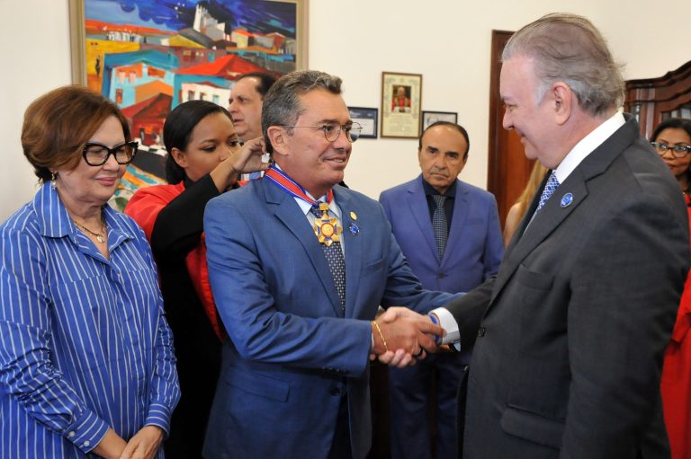 Presidente do TCU recebe a mais alta honraria do TJMA