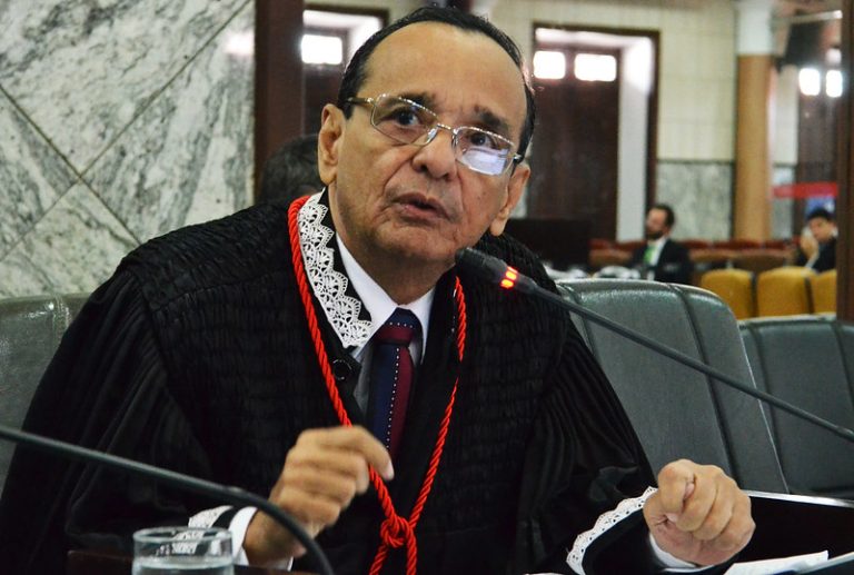 Desembargador se aposentará da magistratura mês que vem