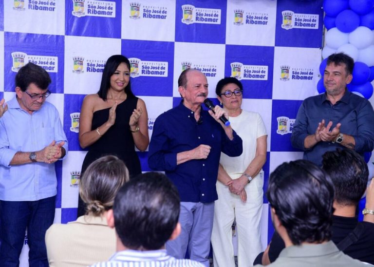 Dr. Julinho entrega escola totalmente reformada em Ribamar