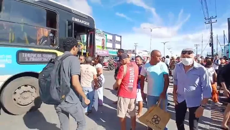 Demissão de rodoviários gera protesto e fila de ônibus