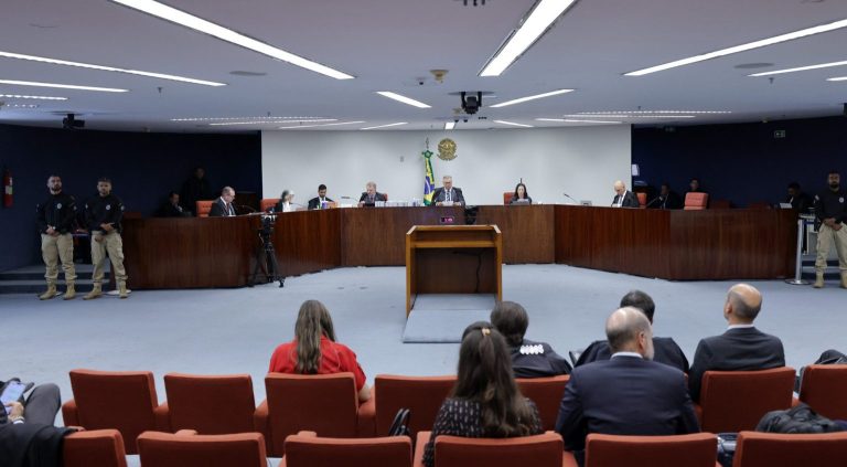 Recurso de ex-senador contra ministro começa a ser julgado