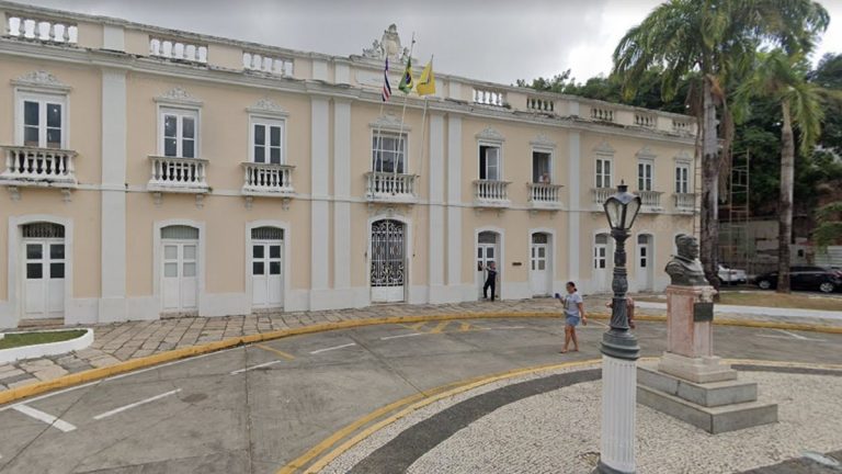 Servidores acionam prefeitura por promoção na carreira