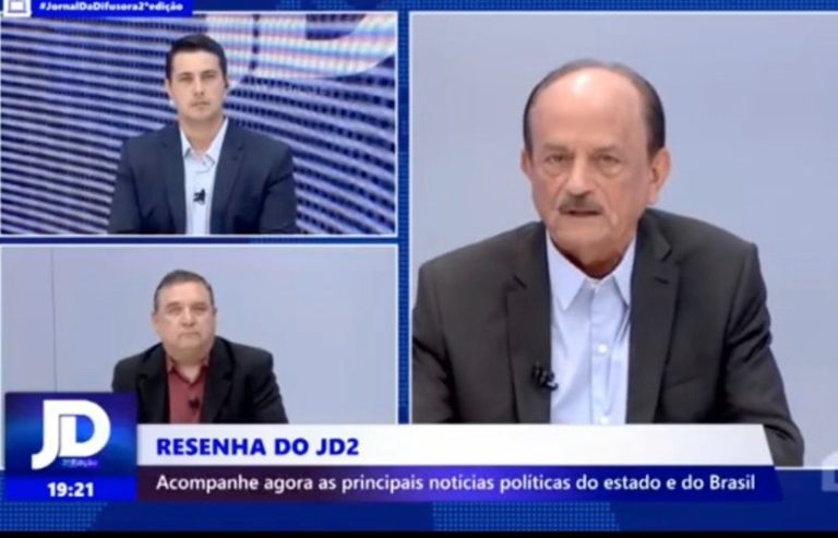 Dr. Julinho assina decreto para edital do concurso