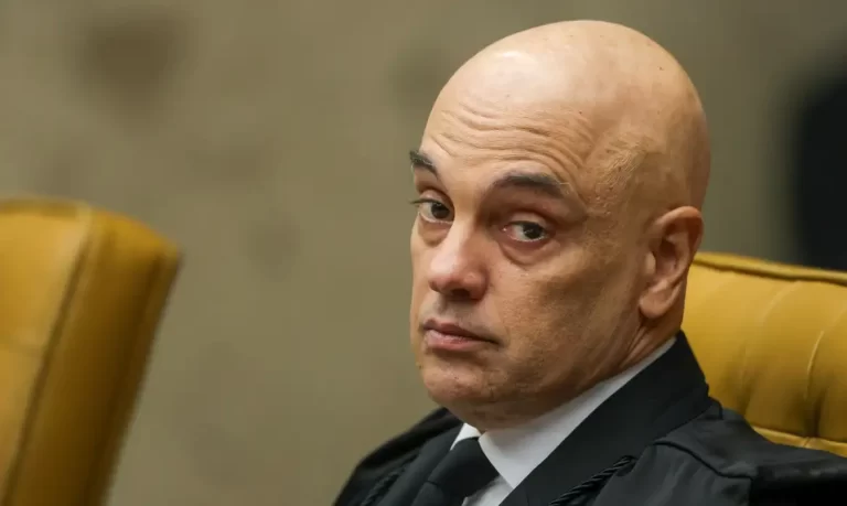 Moraes manda citar Roberto Rocha em ação por calúnia