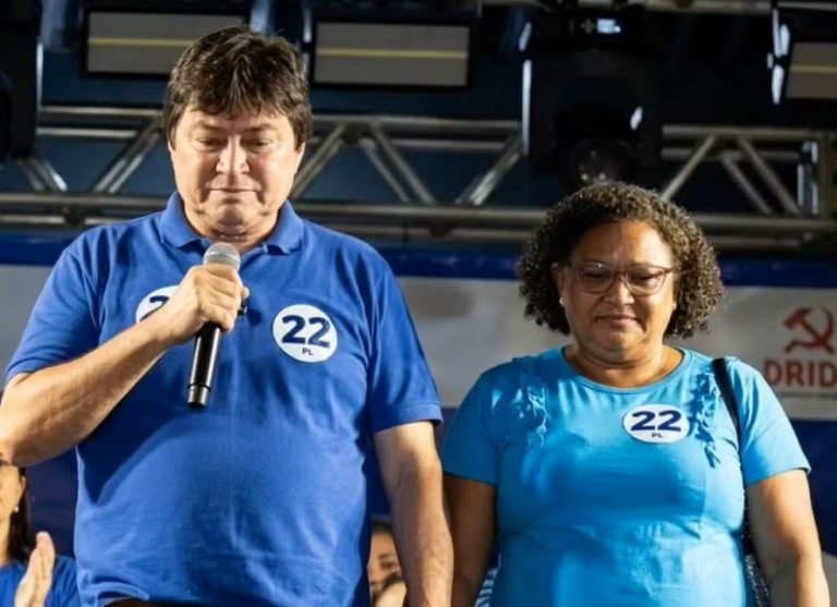 Prefeito e vice são cassados, mas seguem nos cargos