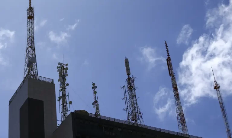 STF mantém inválida regras sobre instalação de antenas