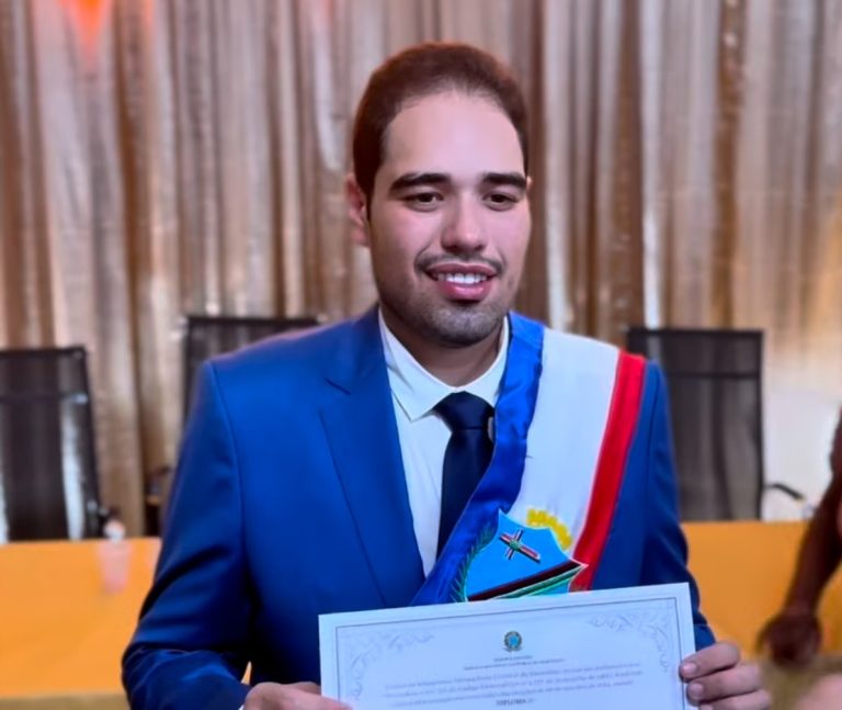 Juiz manda a júri prefeito que confessou ter matado policial